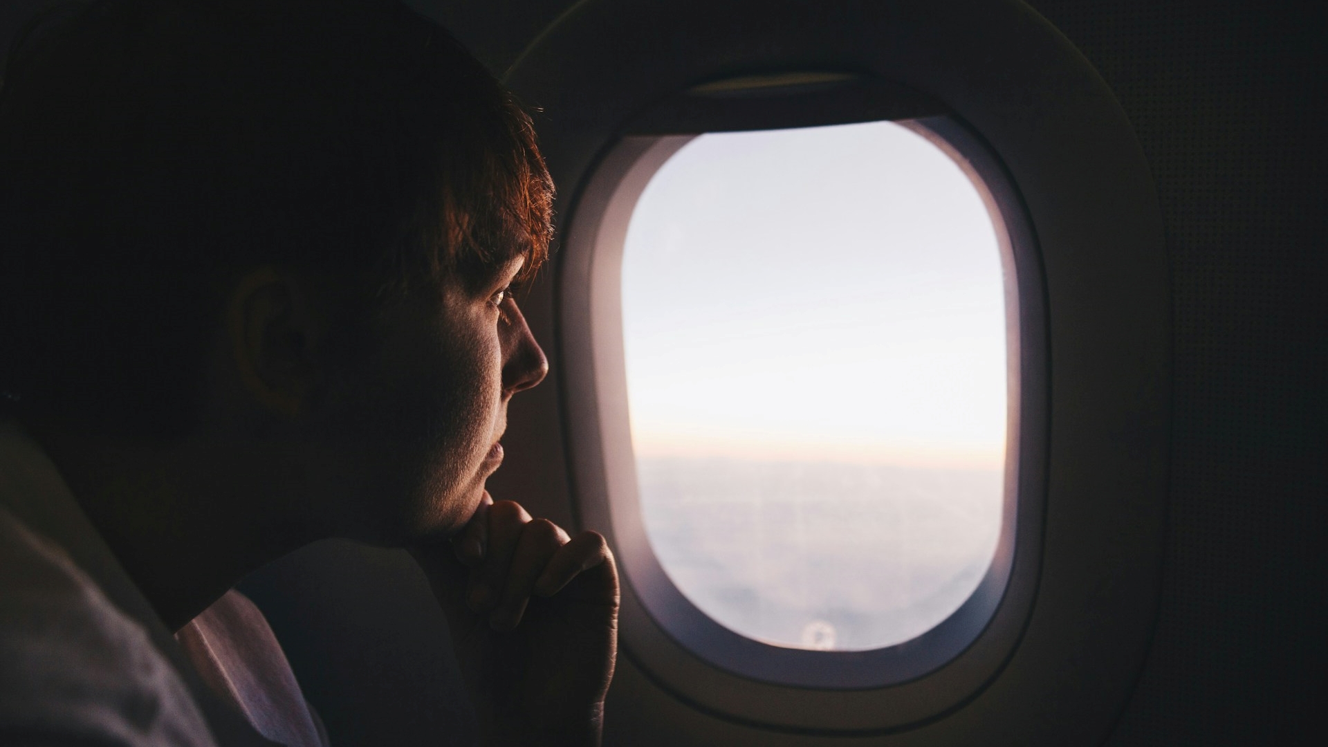 Para que serve o pequeno furo na janela do avião?