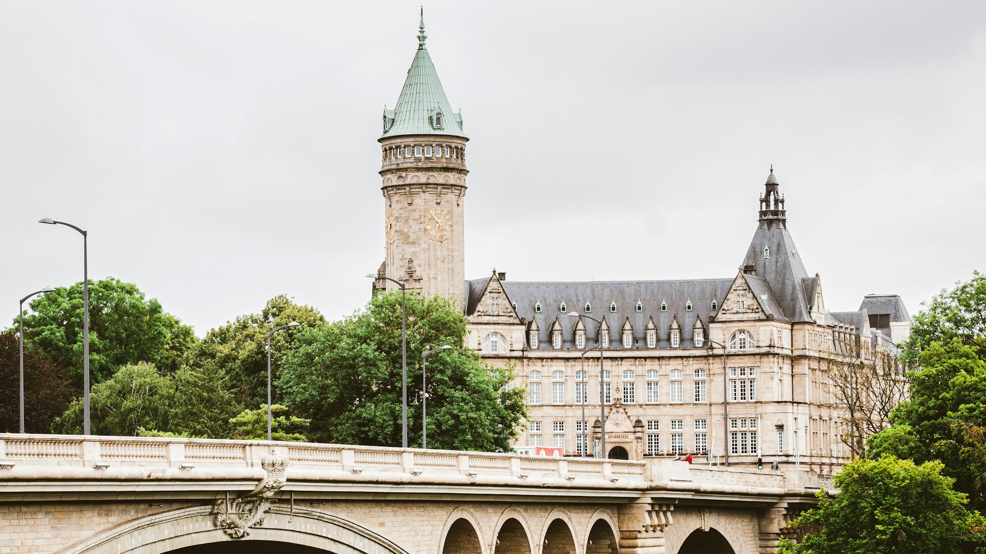O pequeno país com mais de 70 castelos, águas termais e transporte gratuito