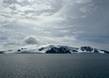 Cientistas fazem descoberta preocupante ao estudar oceano escondido sob o gelo