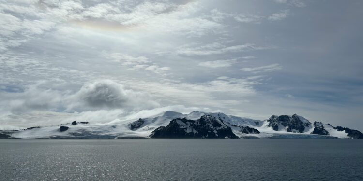 Cientistas fazem descoberta preocupante ao estudar oceano escondido sob o gelo