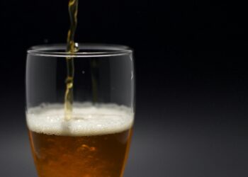 Bebeu mais de 3 litros de cerveja no trabalho, foi demitido e acabou indenizado em mais de 45 mil euros