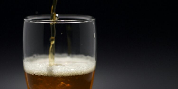 Bebeu mais de 3 litros de cerveja no trabalho, foi demitido e acabou indenizado em mais de 45 mil euros