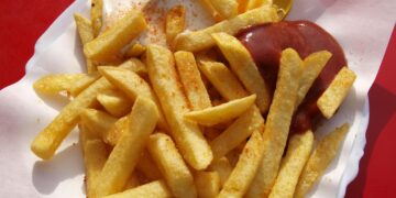 Sal não é o principal: jogue estes temperos deliciosos em suas batatas fritas e nos agradeça depois