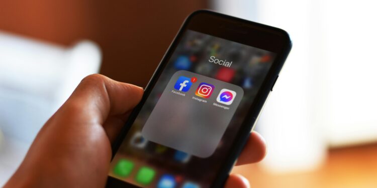 Menores de 16 anos ficarão proibidos de usar redes sociais em todo esse país