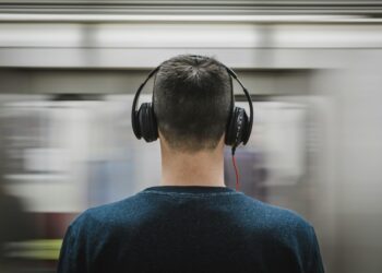 Quem usa fones de ouvido está correndo sério risco de saúde, diz pesquisa