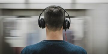 Quem usa fones de ouvido está correndo sério risco de saúde, diz pesquisa