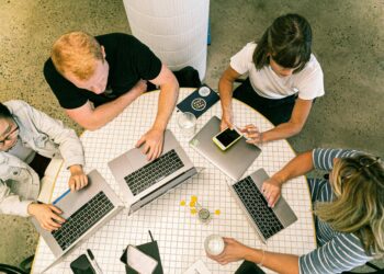 Brasileiros que trabalham em escritórios devem se preparar para enorme mudança em 2026