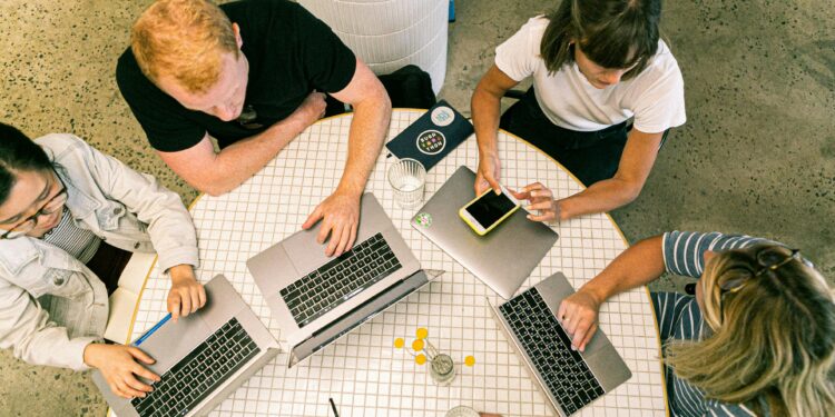 Brasileiros que trabalham em escritórios devem se preparar para enorme mudança em 2026