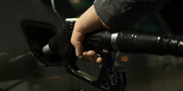 Seu carro pode estar desperdiçando até 20% de combustível por causa de um erro que você comete todo dia