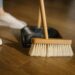 Colocar uma fronha na vassoura: por que recomendam ao varrer e para que serve