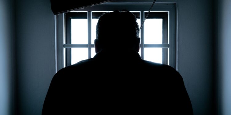 Idoso ganha R$ 17 milhões na loteria e acaba preso anos depois depois