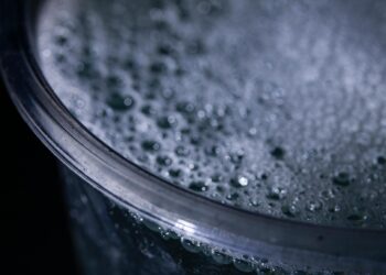 O que significa o surgimento de bolhas no seu copo de água