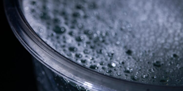 O que significa o surgimento de bolhas no seu copo de água