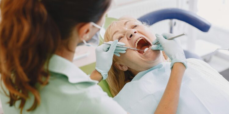 Usuários de Ozempic devem ficar atentos, dizem dentistas