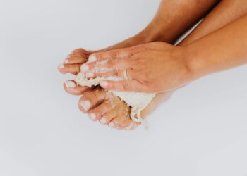 Lavar os pés com vinagre: por que a prática é recomendada e quando convém realizá-la