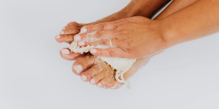 Lavar os pés com vinagre: por que a prática é recomendada e quando convém realizá-la