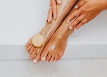 Lavar os pés com canela e água morna: por que é recomendado e quando é conveniente fazer