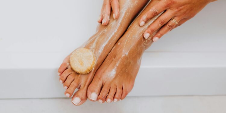 Lavar os pés com canela e água morna: por que é recomendado e quando é conveniente fazer