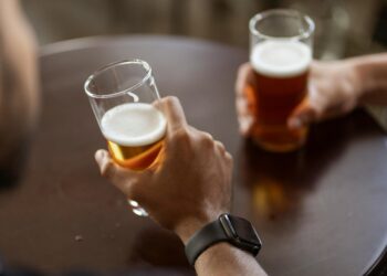 Adeus gorjetas em cafés e restaurantes: a norma que exige que não cobrem dinheiro extra pelo seu trabalho