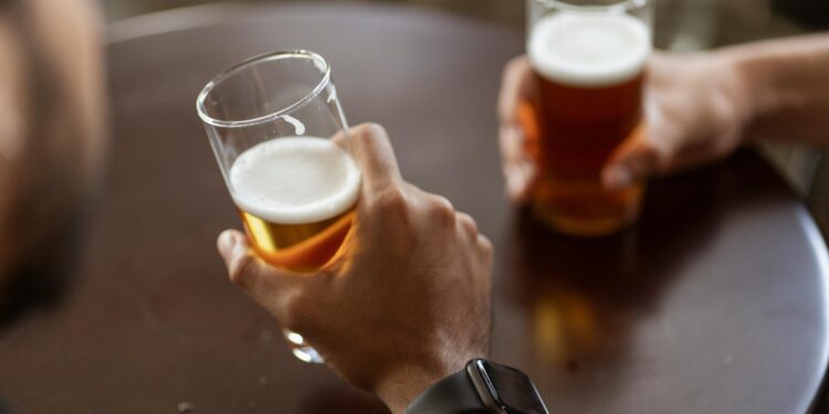 Adeus gorjetas em cafés e restaurantes: a norma que exige que não cobrem dinheiro extra pelo seu trabalho