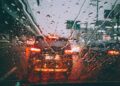 Começou a chover enquanto você dirige? Especialistas dizem que essas 5 atitudes podem salvar sua vida