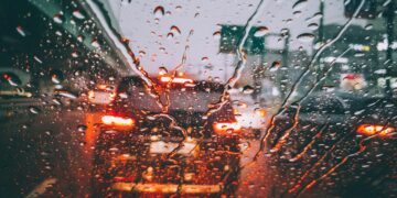 Começou a chover enquanto você dirige? Especialistas dizem que essas 5 atitudes podem salvar sua vida