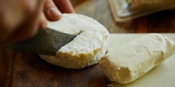 Estudo revela que comer queijo pode reduzir o risco desta condição de saúde grave
