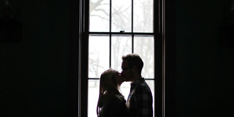 Depois de conquistar os EUA, aplicativo de namoro chega no Brasil como rival do Tinder