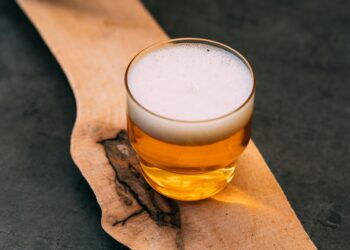 Colocar recipientes com cerveja no jardim: para que serve e como aplicar este truque