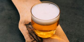 Colocar recipientes com cerveja no jardim: para que serve e como aplicar este truque