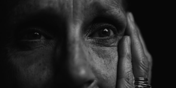 Os principais golpes nos quais aposentados caem repetidamente