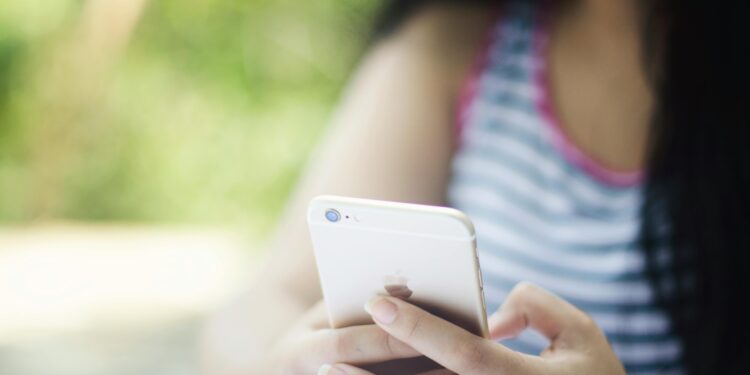 Especialistas alertam: todos que vão ao Carnaval precisam fazer isto com os celulares