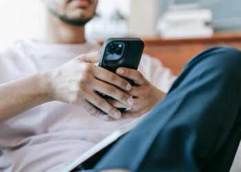 “Visualizou e não respondeu”: o que a psicologia realmente interpreta nesse silêncio