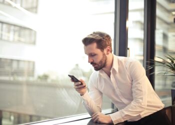 O que significa quando uma pessoa prefere mandar áudio do que mensagem, segundo a psicologia