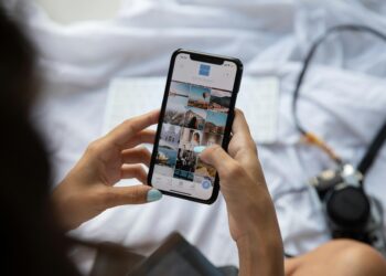 O que a ciência diz sobre o hábito de "dar uma olhadinha" no telefone ao acordar