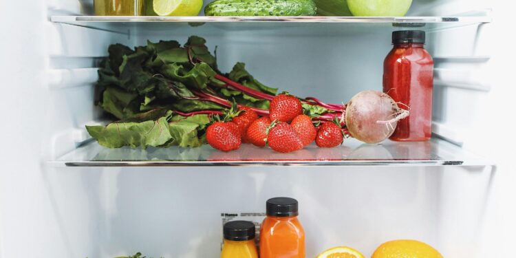 O jeito certo de organizar a geladeira que muitos ignoram e que salva seus alimentos