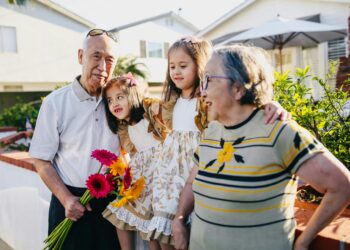 Cuidar dos netos gera benefícios incríveis para a saúde cerebral, segundo a ciência