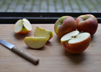 A maneira mais fácil de fatiar maçãs é um método que você nunca tentou