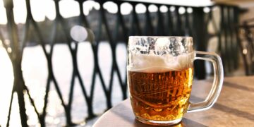 Cerveja estraga? Saiba o que acontece quando a bebida fica guardada por muito tempo