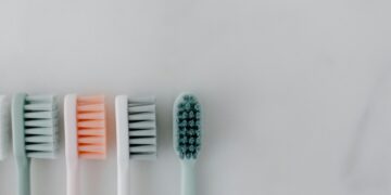 Para que serve o "furinho" no cabo da escova de dentes