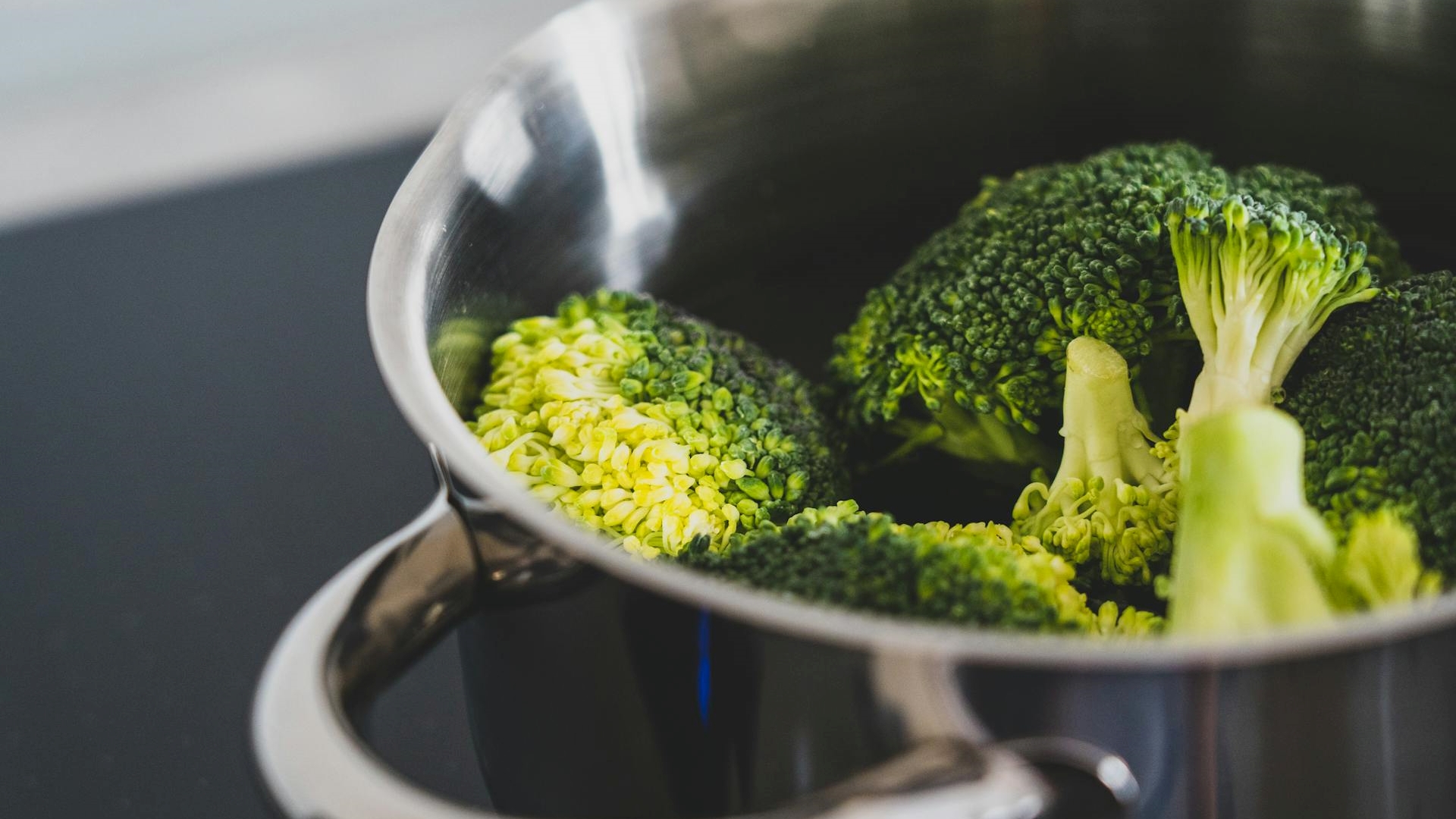 Por que recomendam adicionar limão à água ao cozinhar brócolis e como fazê-lo