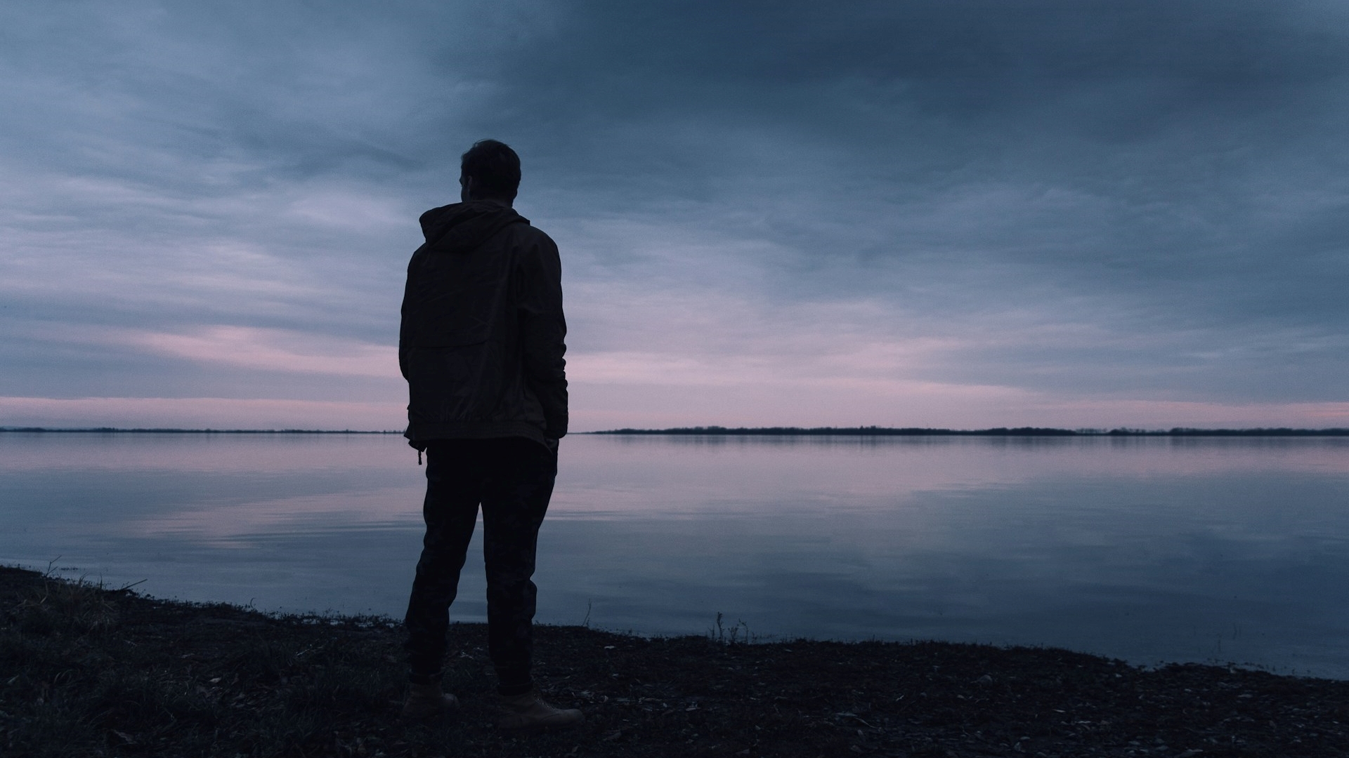 A psicologia diz que adultos que não têm amigos próximos não são necessariamente introvertidos ou antissociais