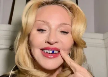 A "rainha" que ostenta joia de R$ 260 mil criada por uma brasileira