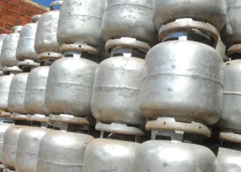 Depois de meses pesando no bolso, preço do gás cai mais de 10% e anima brasileiros