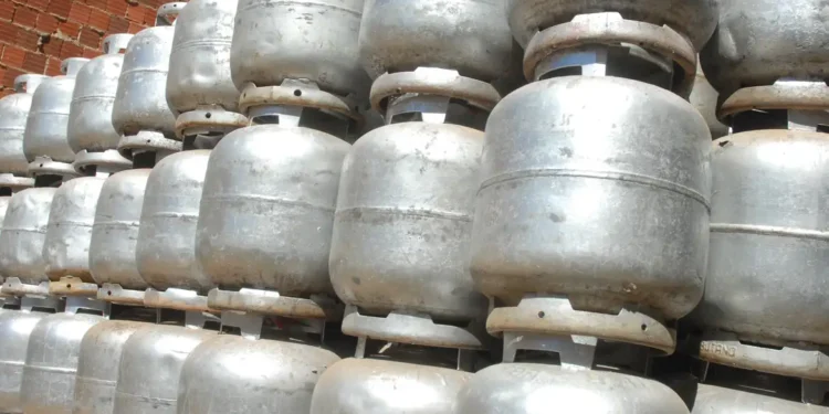 Depois de meses pesando no bolso, preço do gás cai mais de 10% e anima brasileiros