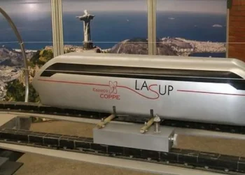 Este é o primeiro trem comercial que levita: viaja a mais de 100 quilômetros por hora