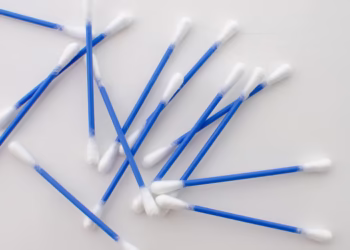 Limpar os ouvidos com cotonetes ou não? Veja o que dizem os especialistas