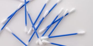 Limpar os ouvidos com cotonetes ou não? Veja o que dizem os especialistas