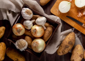 Pare de armazenar cebolas e batatas juntas: entenda o porquê