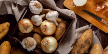 Pare de armazenar cebolas e batatas juntas: entenda o porquê